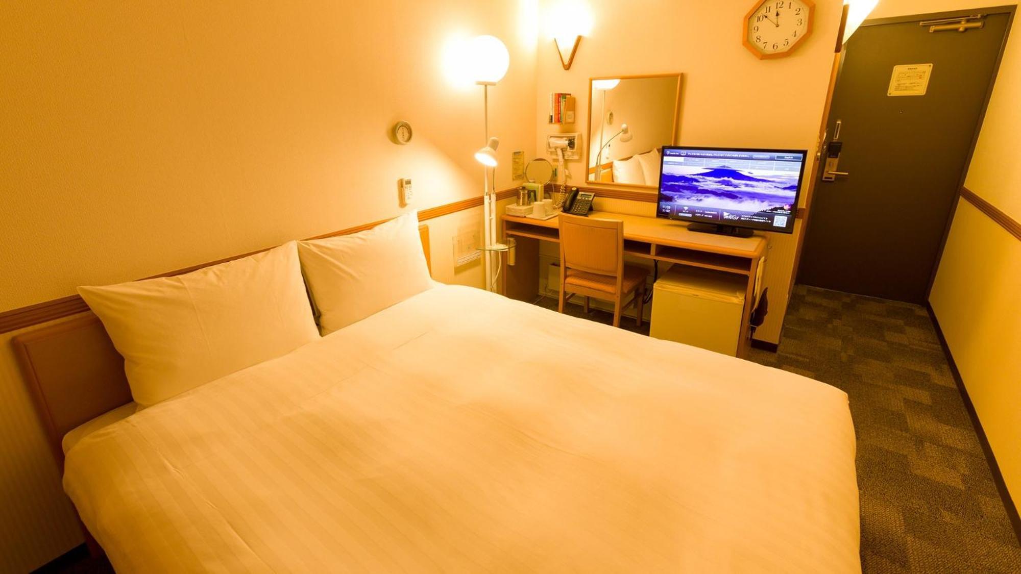 Toyoko Inn Sasebo Ekimae Rum bild