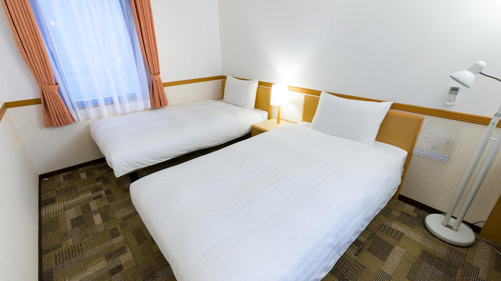Toyoko Inn Sasebo Ekimae Rum bild